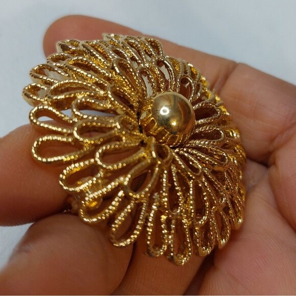 Vintage Trifari Gold Tone Filigree Domed Chrysanthemum Brooch Pin - Picture 3 of 6